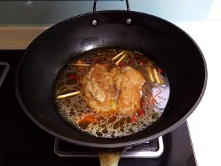 17、红烧鲫鱼籽,加入开水，水量没过鲫鱼籽，全程小火烧制