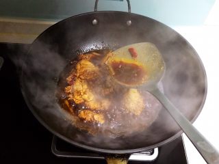 18、红烧鲫鱼籽,烧制10分钟左右把底汁浇到反复鲫鱼籽上面，这样便于上面的鱼籽入味