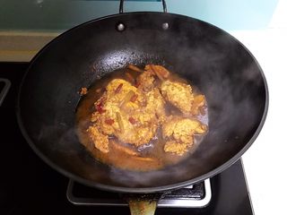 19、红烧鲫鱼籽,继续烧制10分钟即可，不要把汤汁全部收干，要留有底汁