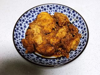 20、红烧鲫鱼籽,把鱼籽盛到盘子里