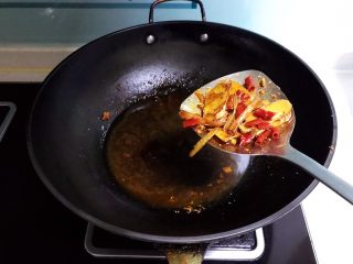 21、红烧鲫鱼籽,把底汁里面的辅料全部捞出丢掉