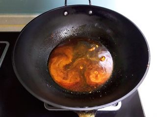 22、红烧鲫鱼籽,把水淀粉倒入底汁里