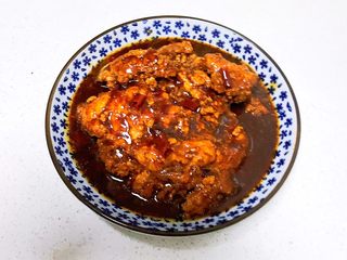 24、红烧鲫鱼籽,把浇汁浇到鱼籽上面