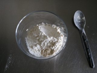 1、蓝莓酱薄底披萨|在家自己做胜过必胜客,面粉中加入糖粉、盐、酵母粉,搅拌均匀;