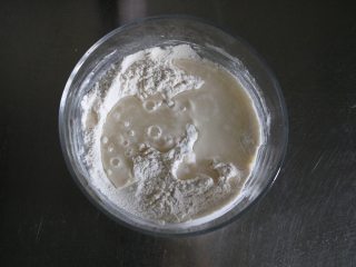 2、蓝莓酱薄底披萨|在家自己做胜过必胜客,将温水分次加入面粉中;