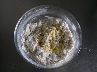 3、蓝莓酱薄底披萨|在家自己做胜过必胜客,用筷子搅拌均匀,再加入8g橄榄油,继续搅拌均匀;