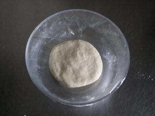 4、蓝莓酱薄底披萨|在家自己做胜过必胜客,用手揉面,揉面约6分钟可使面团光滑,大家不用揉至出手套膜,大约揉10分钟即可;将面团按扁、盖保鲜膜室温发酵;