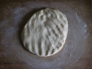 6、蓝莓酱薄底披萨|在家自己做胜过必胜客,取出面团,按一下排气,松弛10分钟;