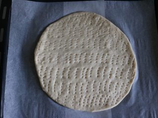 8、蓝莓酱薄底披萨|在家自己做胜过必胜客,用水果叉将在披萨底上叉一些空;