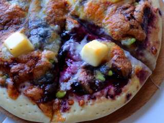 16、蓝莓酱薄底披萨|在家自己做胜过必胜客,披萨底薄、焦软,味道酸甜中带有咸香~