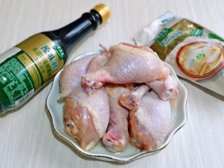 1、蜜汁鸡腿,准备部分食材。