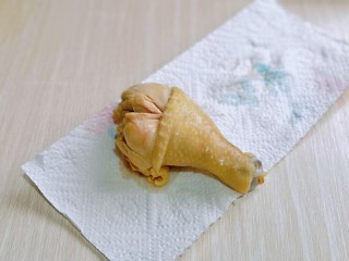 3、蜜汁鸡腿,再用厨房用纸把每个鸡腿擦干。
