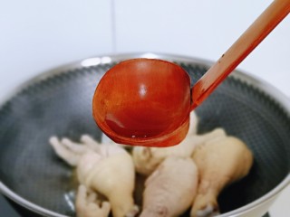 5、蜜汁鸡腿,加入料酒。