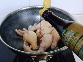 6、蜜汁鸡腿,再加入原味鲜酱油，翻炒均匀。