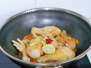 7、蜜汁鸡腿,再加入提前切好的姜蒜，八角，香叶，柠檬片，加入纯净水，没过鸡腿为佳。