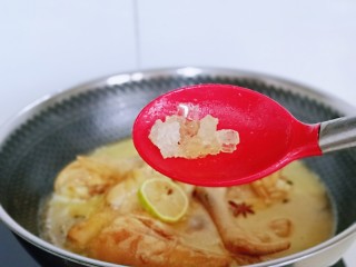 9、蜜汁鸡腿,最后加入冰糖，不喜欢可以不加，也可以用白砂糖代替，盖上盖子烧开，转小火慢炖约20分钟左右。