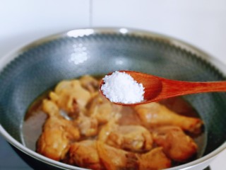 10、蜜汁鸡腿,待鸡腿炖烂后，按个人口味加入盐。