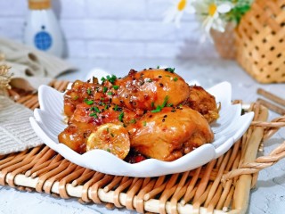 12、蜜汁鸡腿,盛出装盘，撒上葱花，熟芝麻，最好用白芝麻，家里没有了，所以用了黑芝麻！