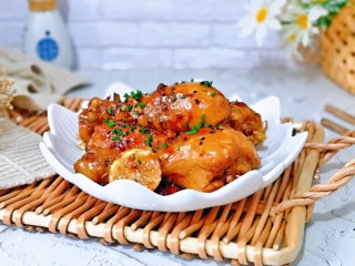 13、蜜汁鸡腿,色泽鲜亮，富有光泽；口感微咸中带点酸，能够衬托出肉的鲜香，回味十足。