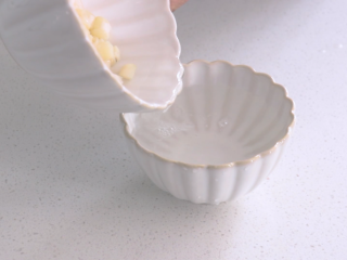 2、瑶柱鸡蛋羹,瑶柱水沥出来