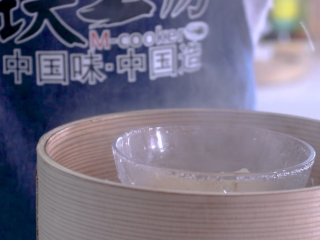 4、瑶柱鸡蛋羹,蒸好拿出备用