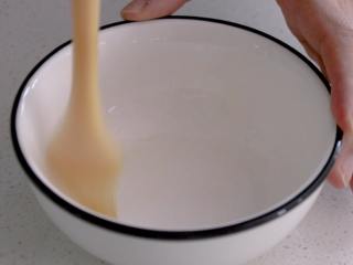 5、瑶柱鸡蛋羹,先用刷子在蒸蛋容器底部和四周薄薄地刷上一层油，这样吃完蒸蛋的碗盘容易洗刷