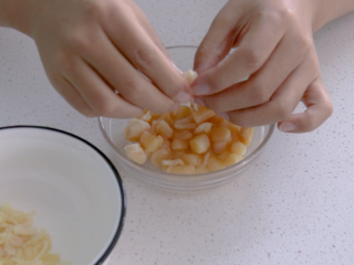 6、瑶柱鸡蛋羹,再将发泡好的瑶柱撕成丝