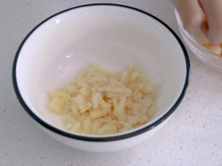 7、瑶柱鸡蛋羹,置于盘中