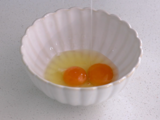 8、瑶柱鸡蛋羹,2个鸡蛋打散