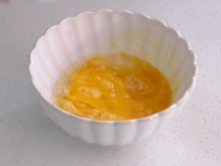 9、瑶柱鸡蛋羹,加入少许盐和泡瑶柱水