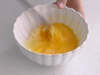 10、瑶柱鸡蛋羹,搅拌均匀，蛋与水的比例为1：1.5