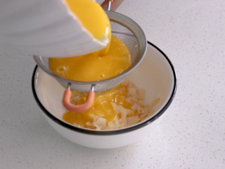 11、瑶柱鸡蛋羹,打好的蛋液用滤网过滤倒入蒸蛋容器