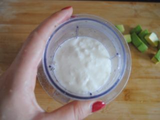 6、牛油果酸奶昔,加入酸奶