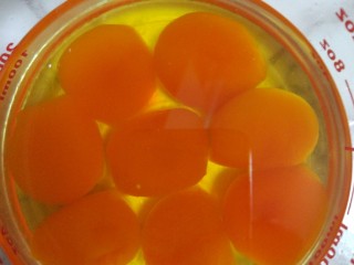 1、桃山月饼+ukoeo6002,蛋黄泡油半小时,去腥