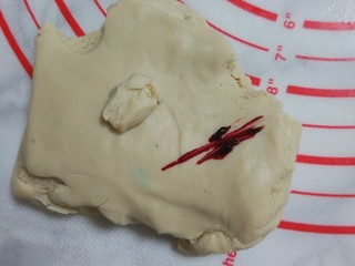 5、桃山月饼+ukoeo6002,用牙签挑一点红色的色素,混合均匀