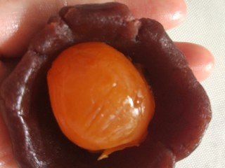 6、桃山月饼+ukoeo6002,蛋黄切半个包,切面朝下,包桃山皮的时候切面朝上,用模具按的时候切面朝下,这样比较完美,如果你是整个蛋黄,就不用这么麻烦了