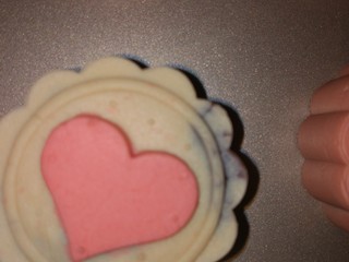 12、桃山月饼+ukoeo6002,也可以弄个心形先填在模具里,再将包好的月饼放模具里按,这样就出现一个爱心