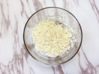 2、金毛肉松卷,把大米和糯米混合均匀，清洗2-3遍