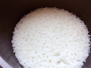 5、金毛肉松卷,盖上盖子煮15min，米饭熟了以后焖5min再出锅