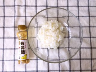 6、金毛肉松卷,米饭盛进碗里，稍稍放凉后加入适量的寿司醋和盐