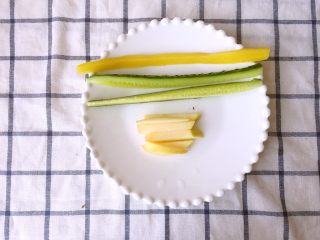 8、金毛肉松卷,把黄瓜、胡萝卜切丝，大根切条备用