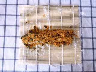 16、金毛肉松卷,把肉松粘满寿司