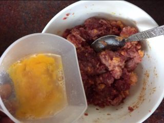 4、#食二星座#日式汉堡香酥肉饼（附红酒酱汁的做法）,然后分3次加入鸡蛋液拌均