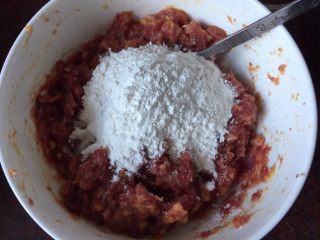 7、#食二星座#日式汉堡香酥肉饼（附红酒酱汁的做法）,加入面粉搅拌均匀