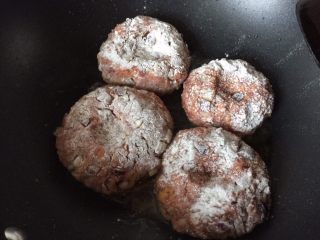 12、#食二星座#日式汉堡香酥肉饼（附红酒酱汁的做法）,锅里热油放入肉饼在锅里煎4分钟