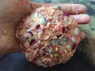 10、#食二星座#日式汉堡香酥肉饼（附红酒酱汁的做法）,然后将搅拌好的肉泥取一团用手左右甩50次