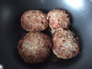 13、#食二星座#日式汉堡香酥肉饼（附红酒酱汁的做法）,翻面煎