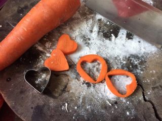 15、#食二星座#日式汉堡香酥肉饼（附红酒酱汁的做法）,用心形模具在胡萝卜上印个心形