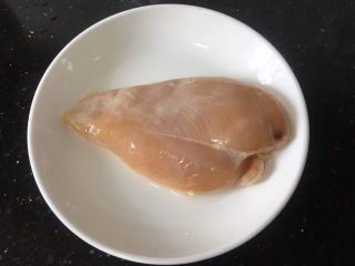 1、照烧鸡胸肉,准备鸡胸肉清洗干净