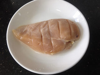 2、照烧鸡胸肉,鸡胸肉划几刀